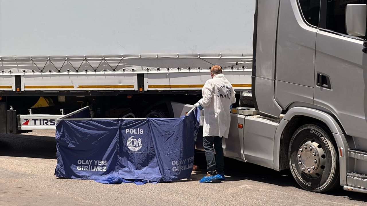 Gaziantep'te Tır Motosiklete Çarptı: 2 Kişi Hayatını Kaybetti