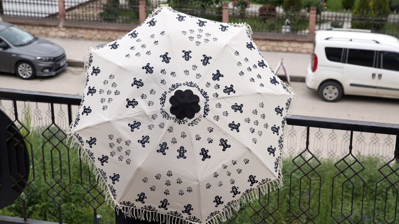 Geri Dönüşümle Sanat: Eski Şemsiye Taş Baskı ile Yeniden Hayat Buldu