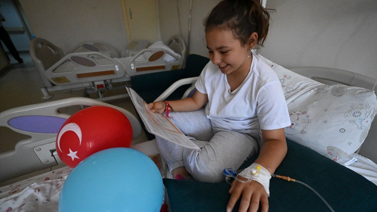 Gönüllü Gençler Hastanede Karne Sevinci Yaşattı