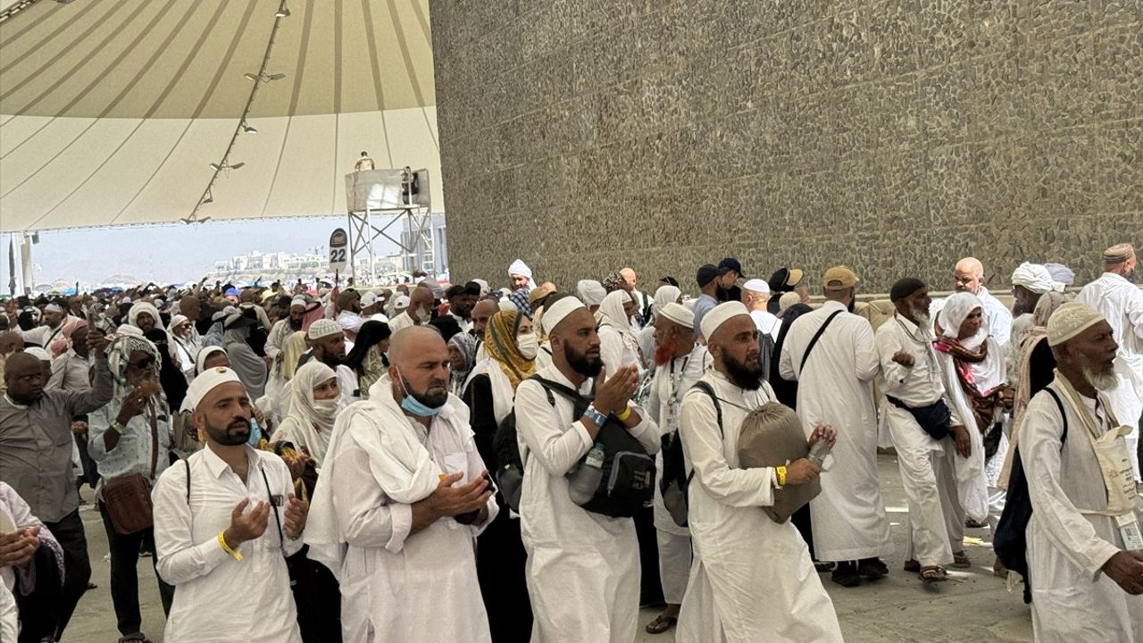 Hacılar, Kurban Bayramı'nda Şeytan Taşlamaya Devam Ediyor