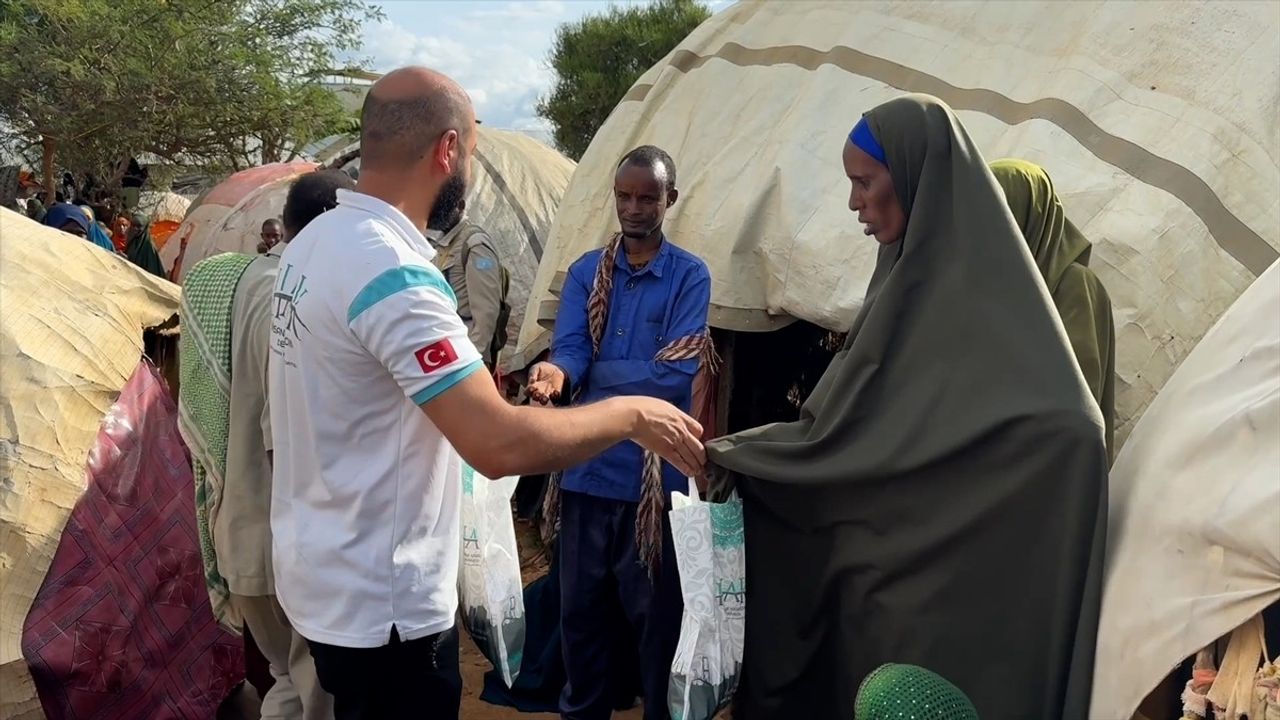 Hak İnsani Yardım Derneği, Somali'ye Gıda ve Giyim Yardımı Sağladı