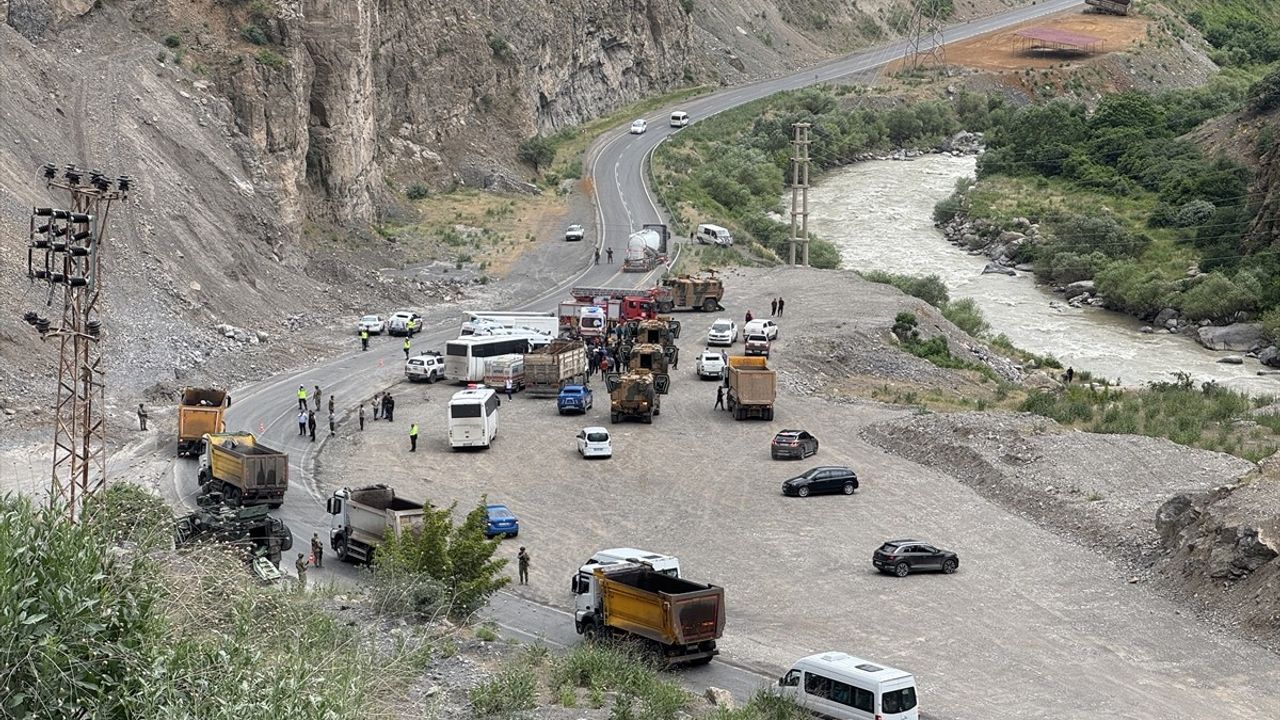 Hakkari'de Askeri Midibüs Devrildi: 12 Asker Yaralı