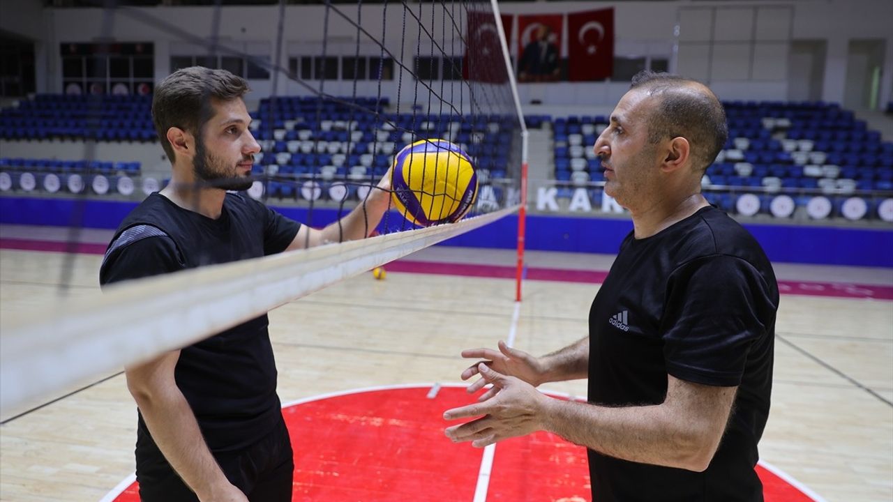 Hakkari'de Baba Oğul Voleybol Takımı Başarı İçin Mücadele Ediyor