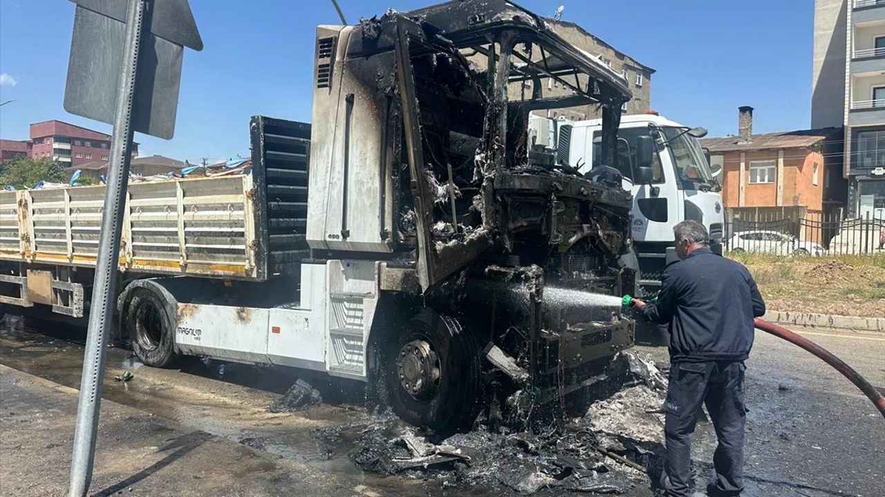 Hakkari'de Tır Yangını: Çekici Kullanılamaz Hale Geldi