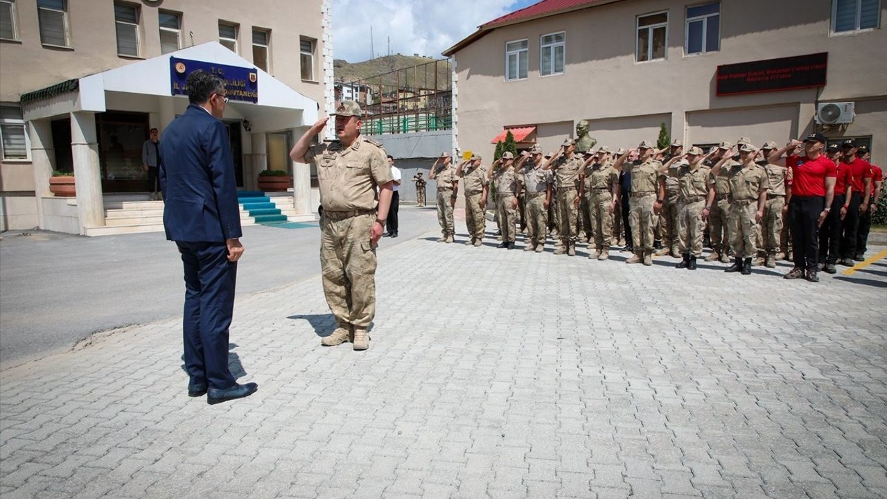 Hakkari Valisi Ali Çelik'ten Güvenlik Güçlerine Bayram Ziyareti