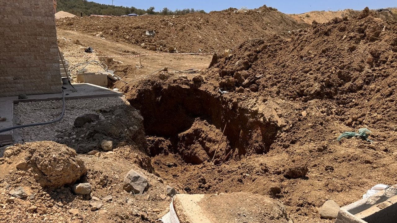 Hatay'da Altyapı Çalışmaları Sırasında Göçük: İki İşçi Hayatını Kaybetti