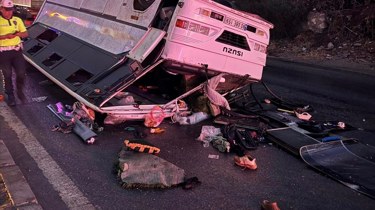 Hatay'da Tarım İşçilerini Taşıyan Midibüs Devrildi