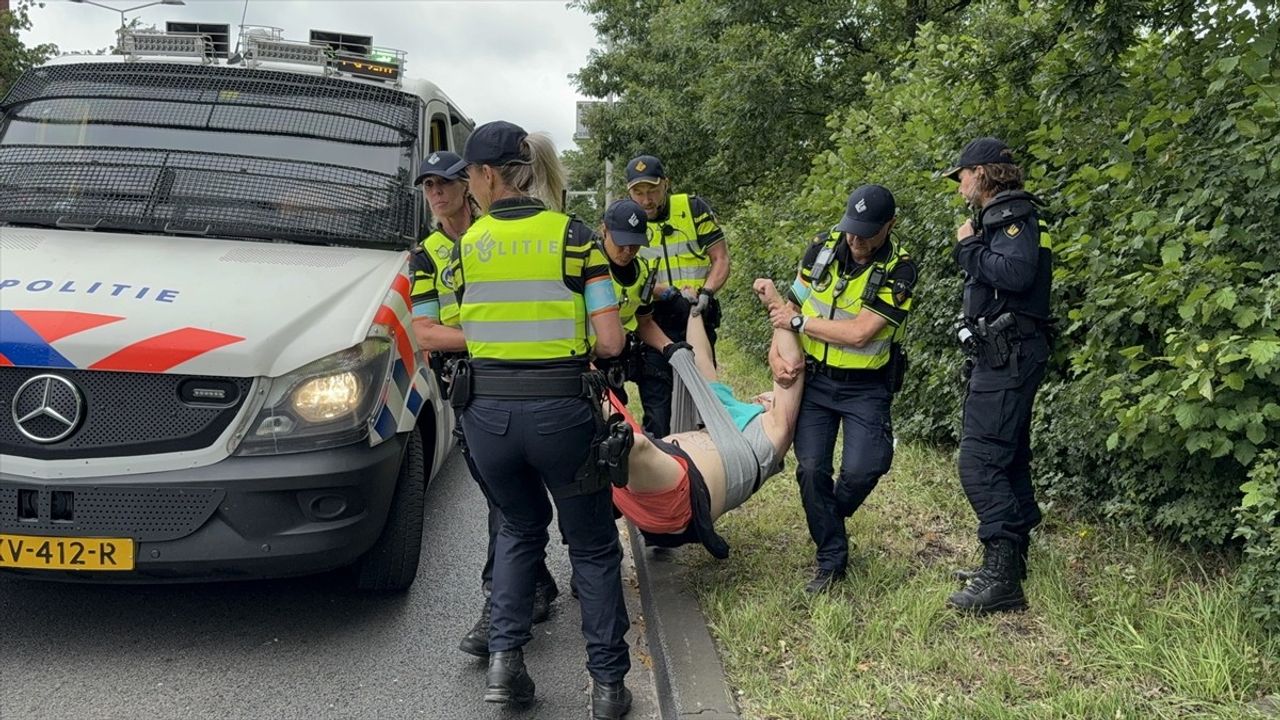 Hollanda'da NATO Zirvesi Protestosuna Polis Müdahalesi