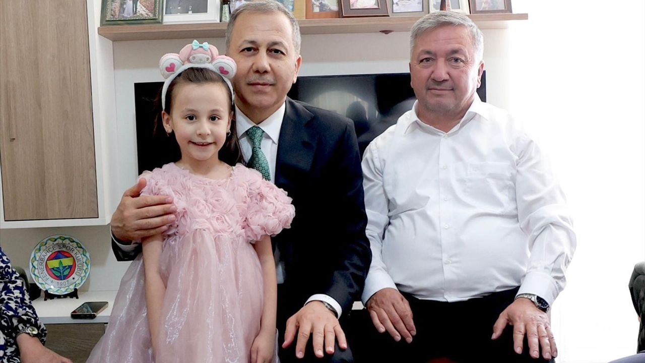 İçişleri Bakanı Yerlikaya'dan Şehit Ailesine Ziyaret