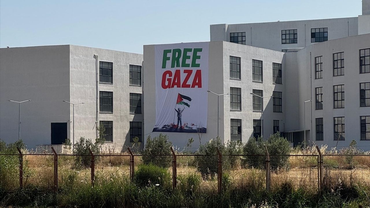 İKÇÜ'den İsrail Protestosu: Free Gaza Pankartı