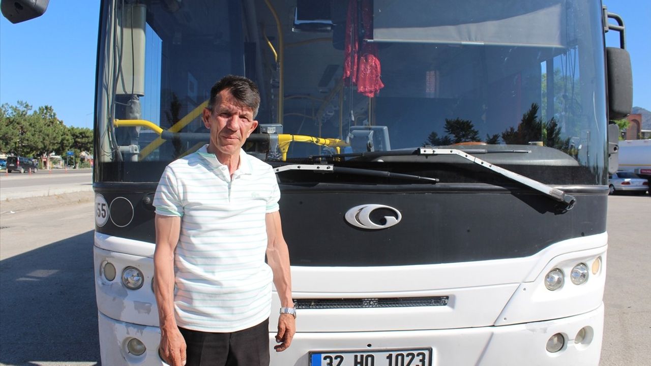 Isparta'da Özel Halk Otobüsü Şoföründen Örnek Davranış