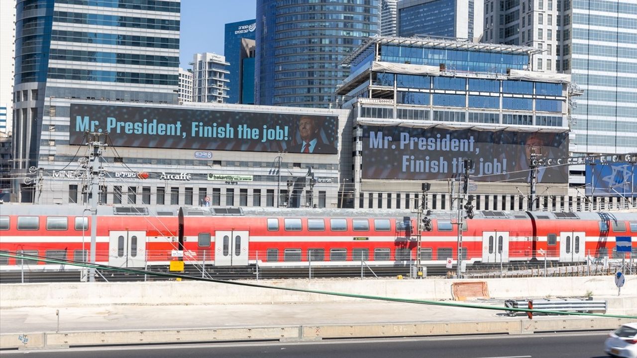 İsrail'de Trump'a Yönelik Pankart: 'Bay Başkan, İşi Bitir'