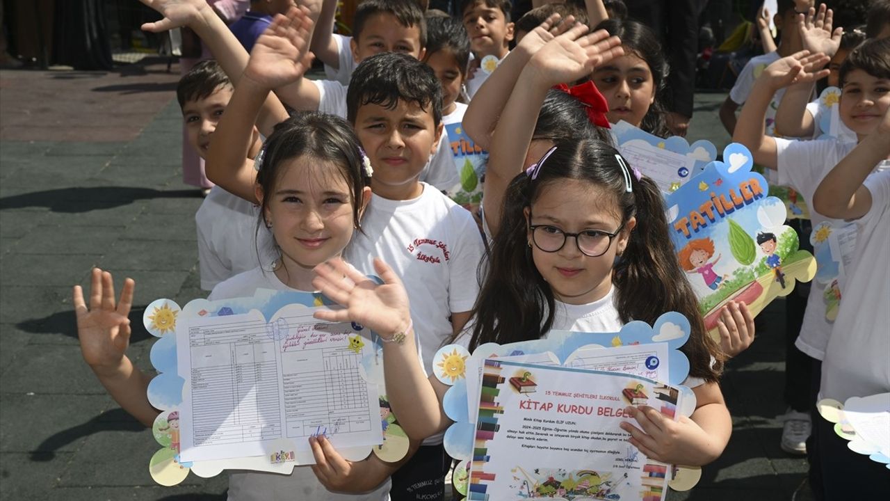 İstanbul'da 2.8 Milyon Öğrenci Karnelerini Aldı