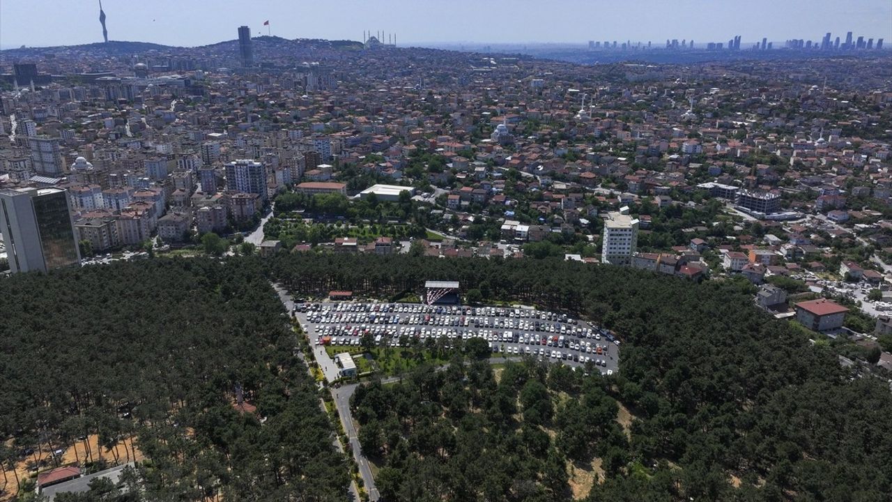 İstanbul'da Bayram Coşkusu: Sahiller ve Parklar Dolu