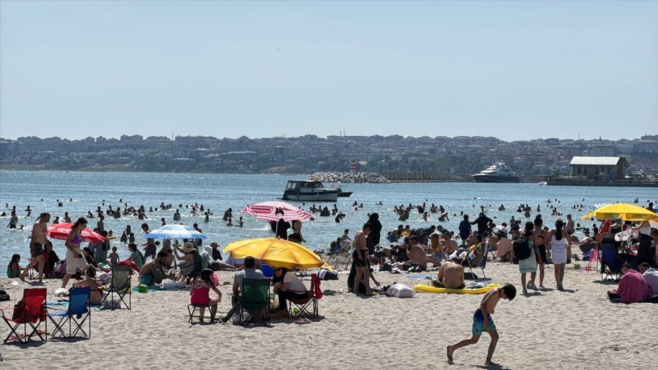 İstanbul'da Bayram Coşkusu: Tatil Sonunda Sahiller ve Parklar Dolduruldu