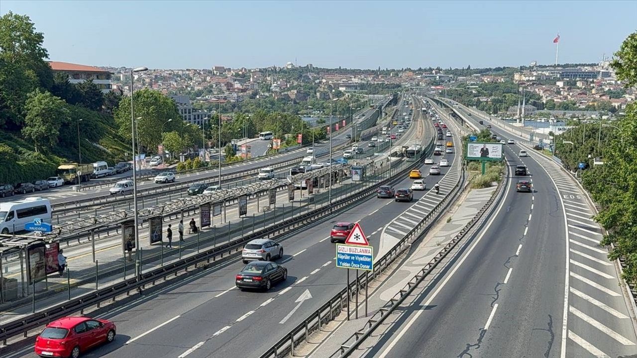İstanbul'da Bayram Sabahında Sakin Trafik Manzarası
