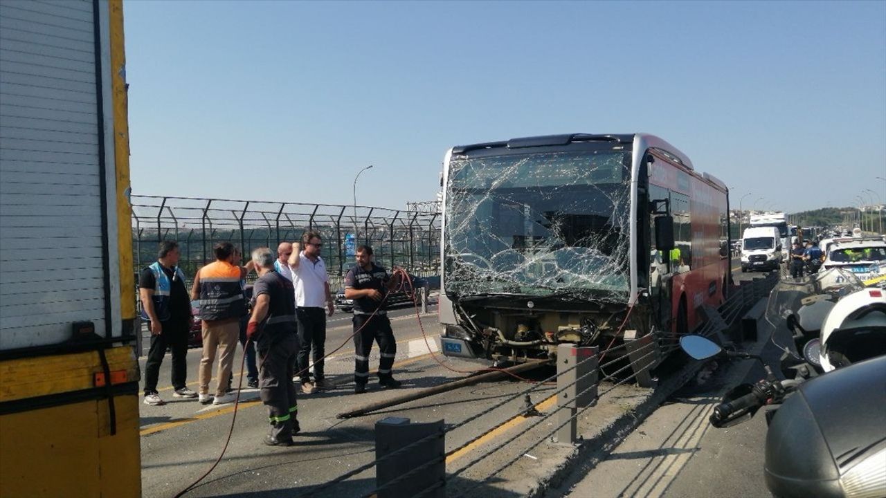 İstanbul'da Metrobüs Kazası: Kontrolden Çıkan Araç Bariyerlere Çarptı