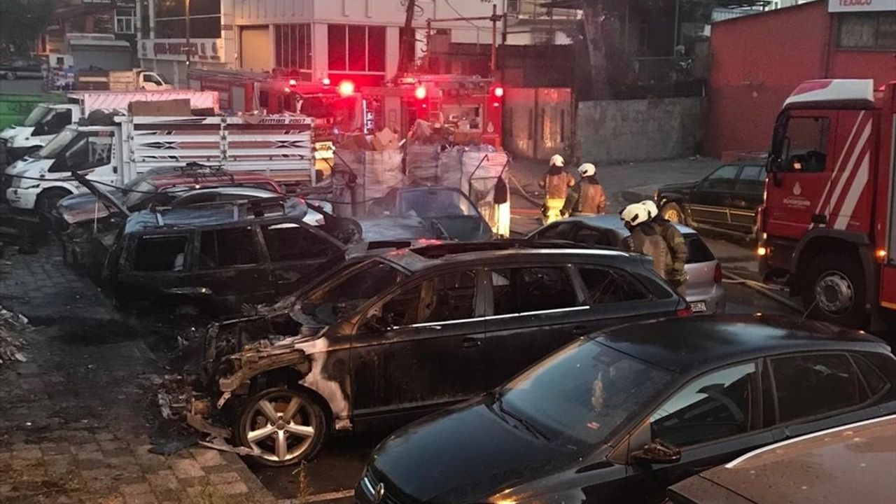 İstanbul'da Sanayi Sitesinde 10 Araç Kundaklandı, İki Zanlı Yakalandı