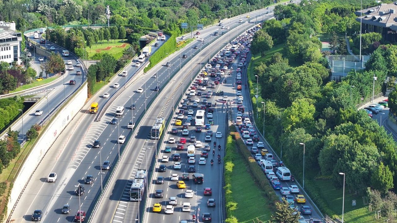 İstanbul'da Trafik Yoğunluğu Artıyor