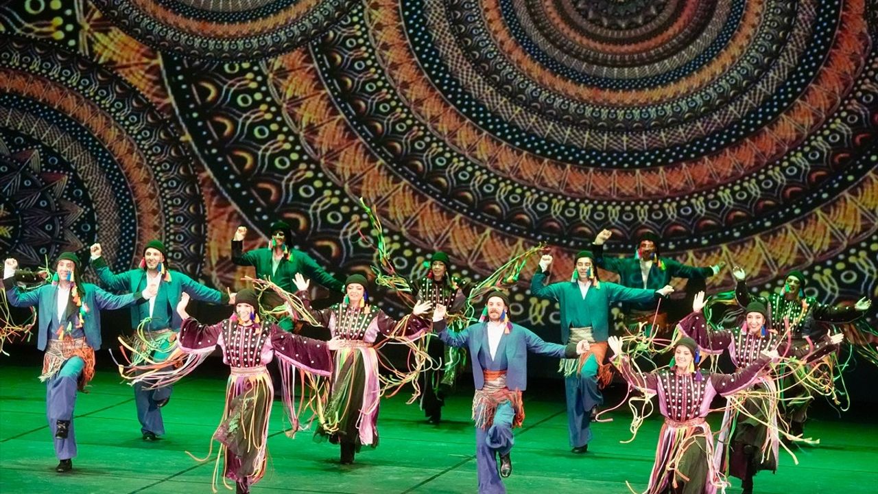 İstanbul Maarif Orkestrası ve Halk Dansları Topluluğu AKM'de Muhteşem Bir Gösteri Gerçekleştirdi