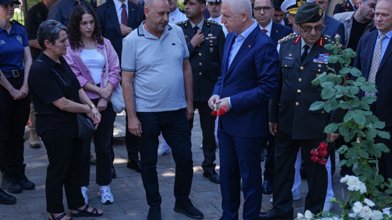 İstanbul Valisi Gül, Edirnekapı Şehitliği'ni Ziyaret Etti