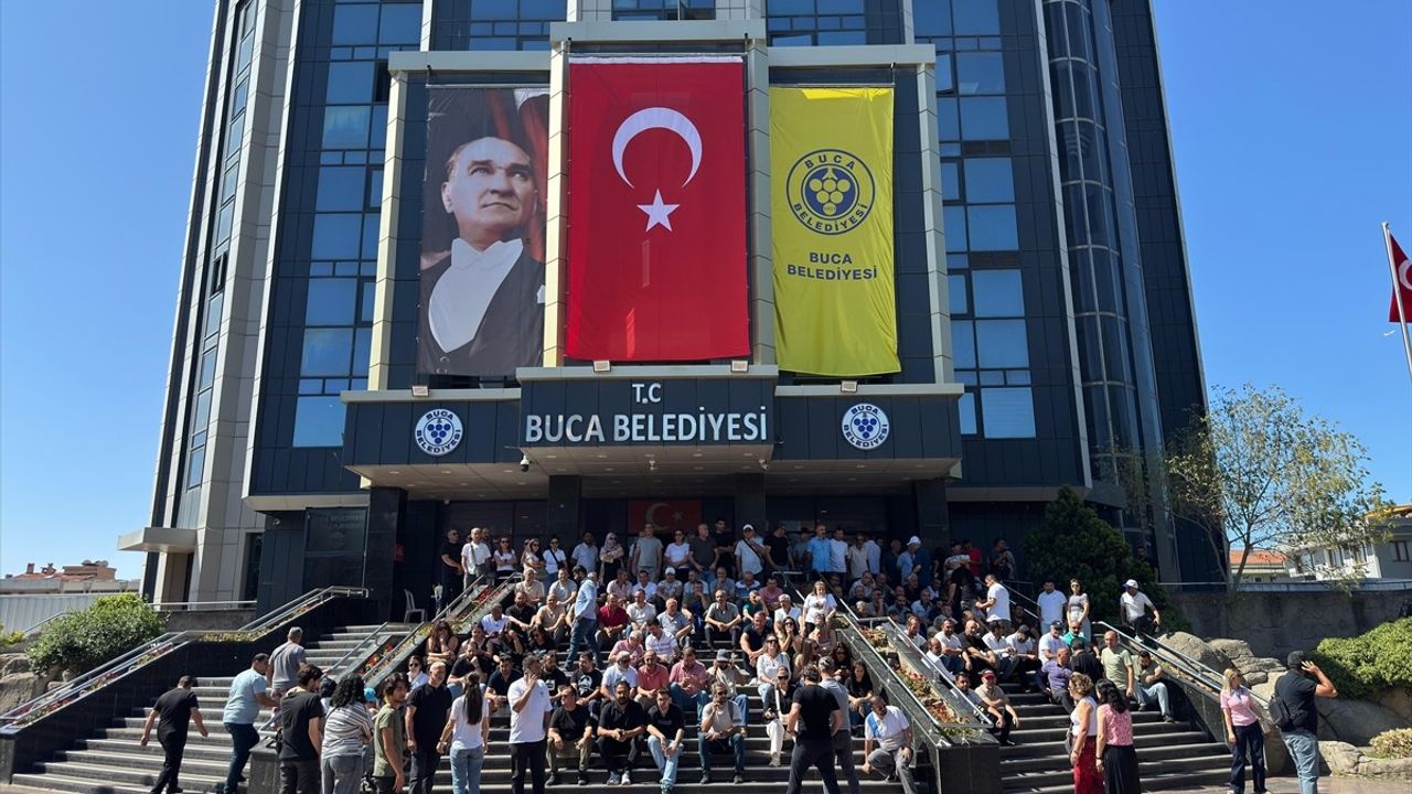 İzmir Buca'da İşçilerin Grevi Çöp Yığınlarına Neden Oldu