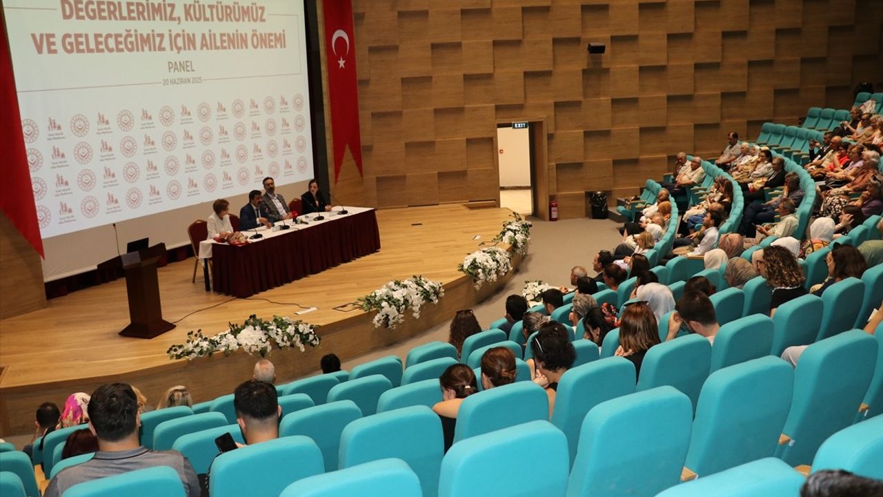 İzmir'de Aile Kurumunun Önemi Ele Alındı