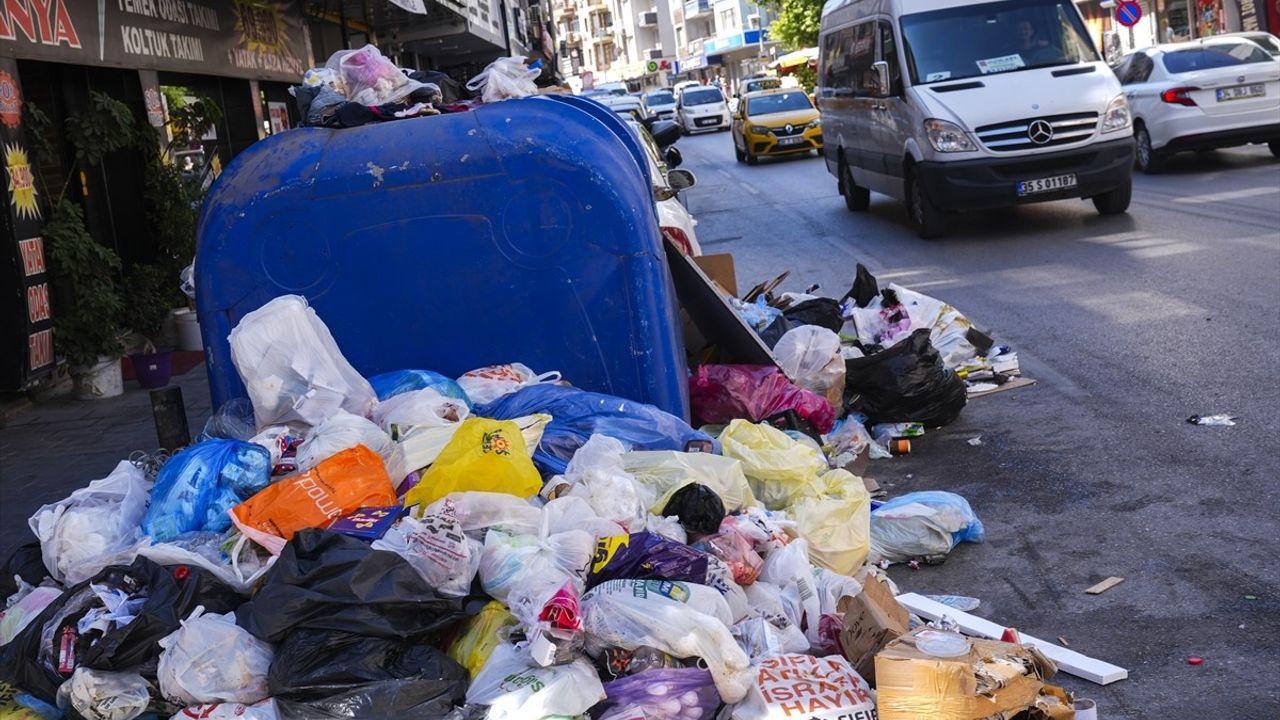 İzmir'de Belediye İşçilerinin Eylemi Sürüyor