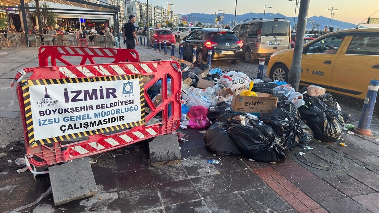 İzmir'de Grev Nedeniyle Çöpler Toplanmıyor