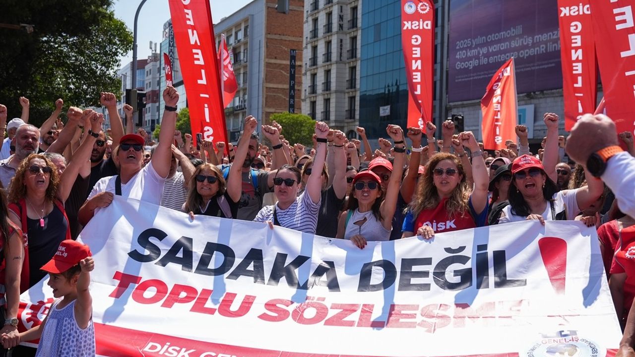 İzmir'de Grev Süreci Devam Ediyor