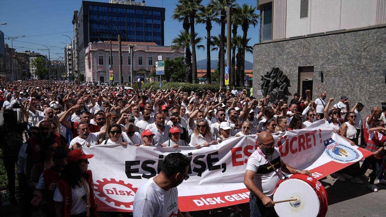 İzmir'de Grev Tartışmaları: Belediye Başkanı Tugay'a Tepkiler Yükseliyor