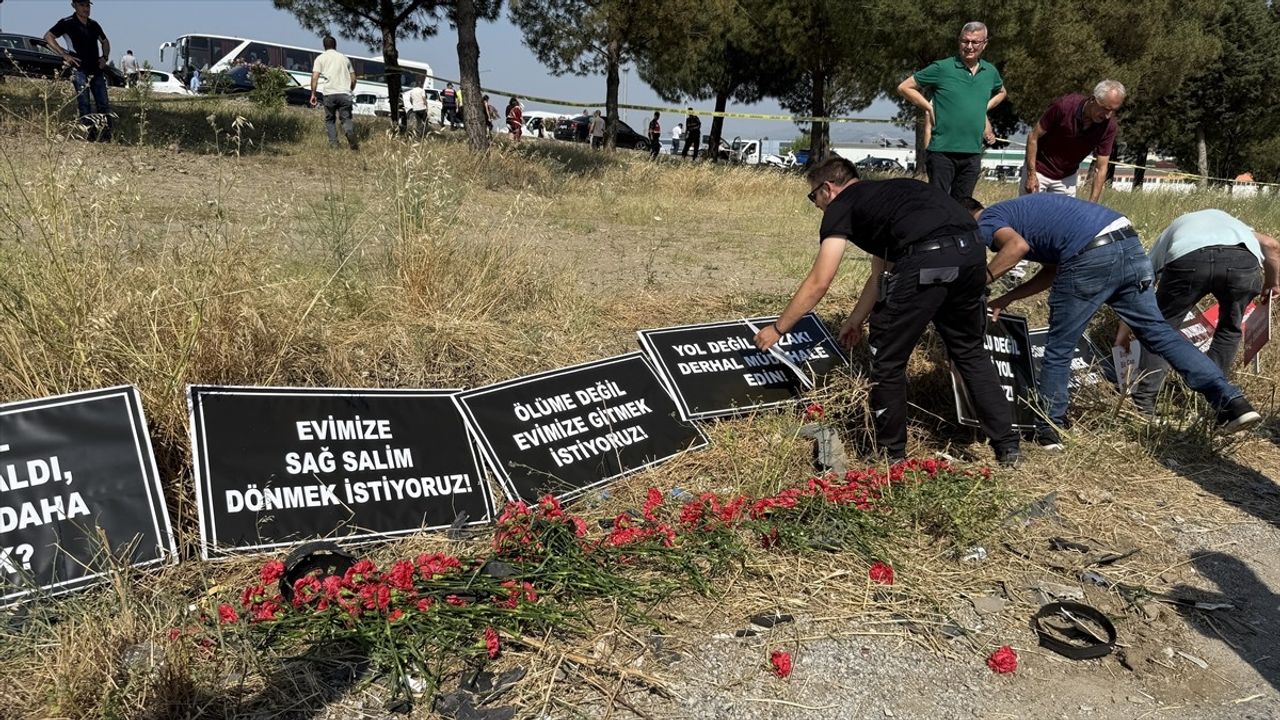 İzmir'de İşçiler, Trafik Kazasında Kaybettikleri Arkadaşları İçin Eylem Düzenledi