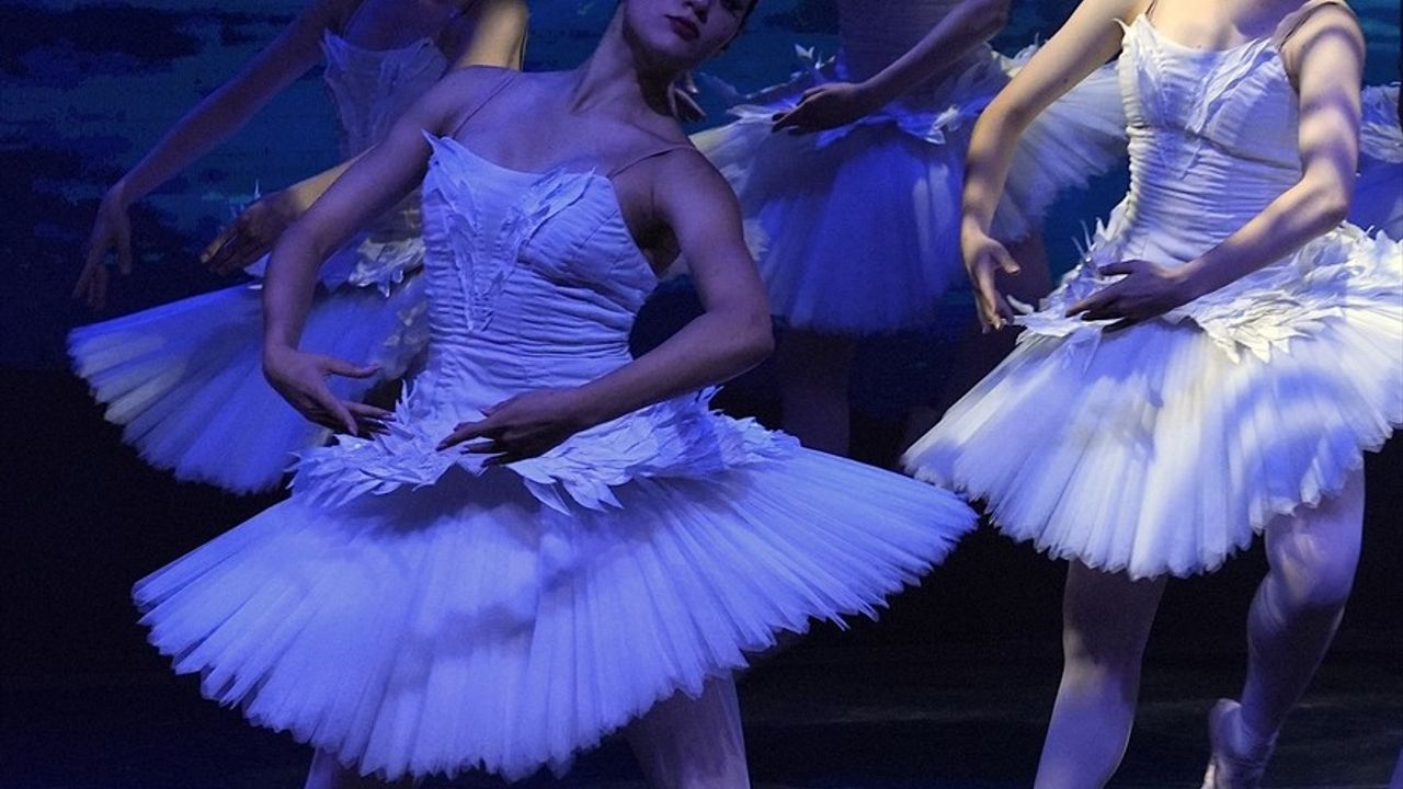 İzmir'de Kuğu Gölü Balesi Etkileyici Bir Performansla Sahneleniyor