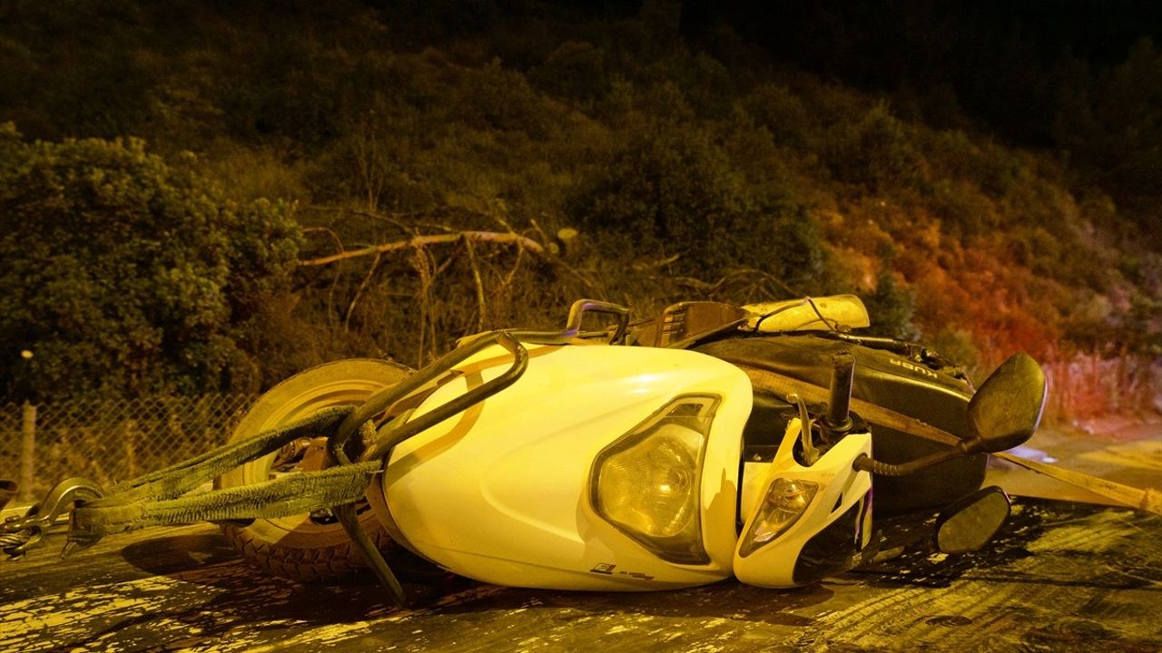 İzmir'de Motosiklet Kazasında Baba Hayatını Kaybetti, Oğlu Yaralandı