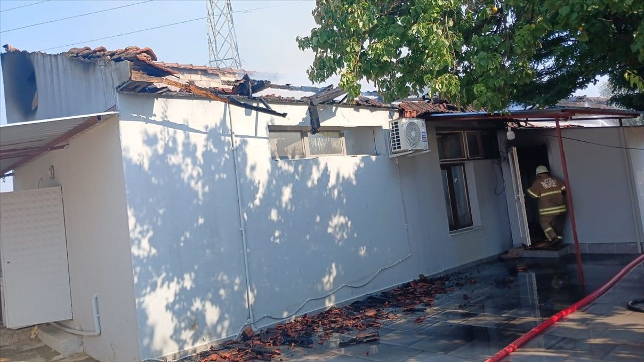 İzmir'de Müştemilatta Yangın: 1 Yaşındaki Bebek Hayatını Kaybetti