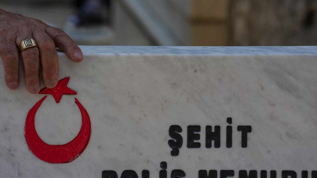İzmir'de Şehit Aileleri Duygusal Anlarla Mezarlıkları Ziyaret Etti