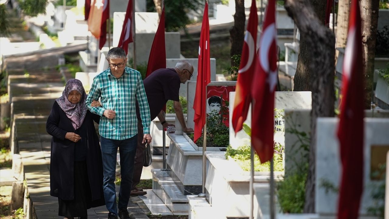 İzmir'de Şehit Yakınları Bayramda Anma Ziyareti Gerçekleştirdi