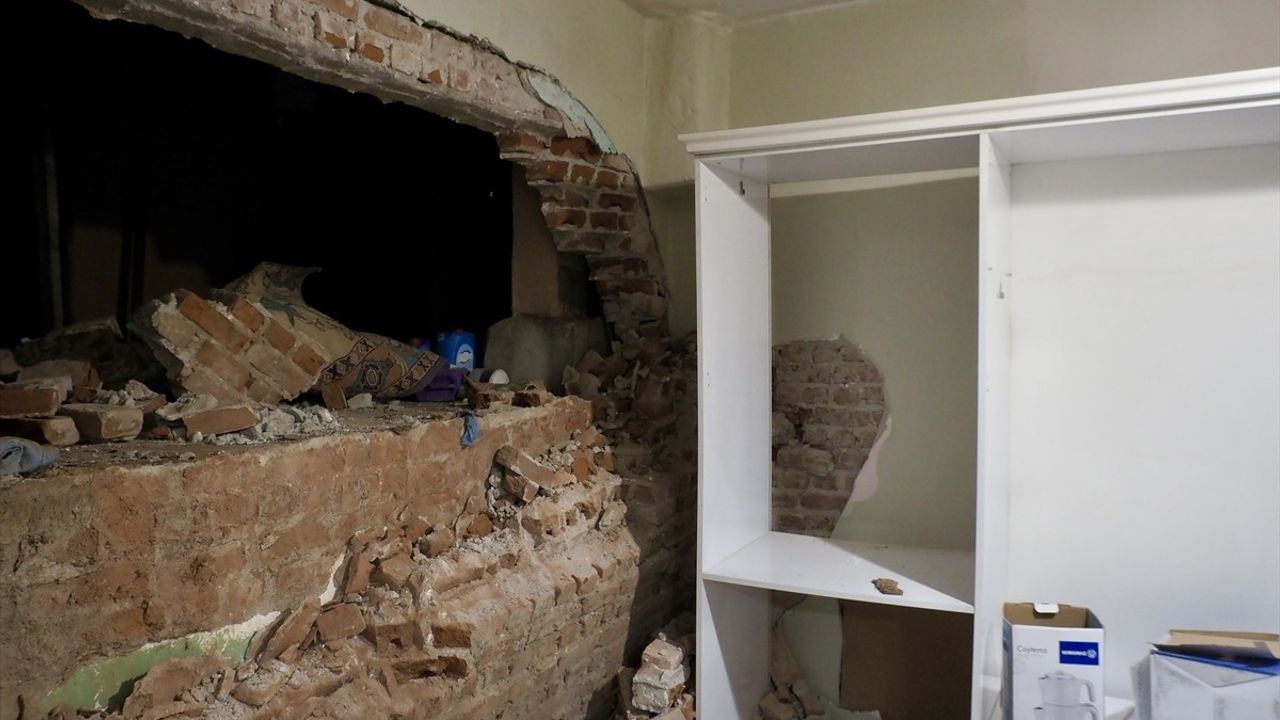İzmir'de Tünel İnşaatı Evleri Tehdit Ediyor