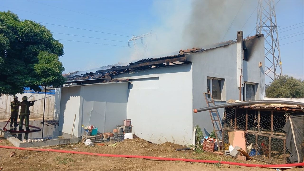 İzmir'de Yangın: 1 Yaşındaki Bebek Hastaneye Kaldırıldı