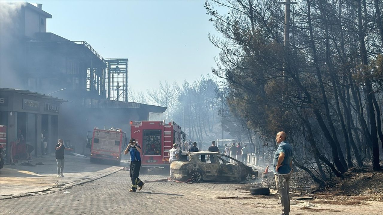İzmir'de Yangın: Çöplükten Ormanlık Alana Sıçradı