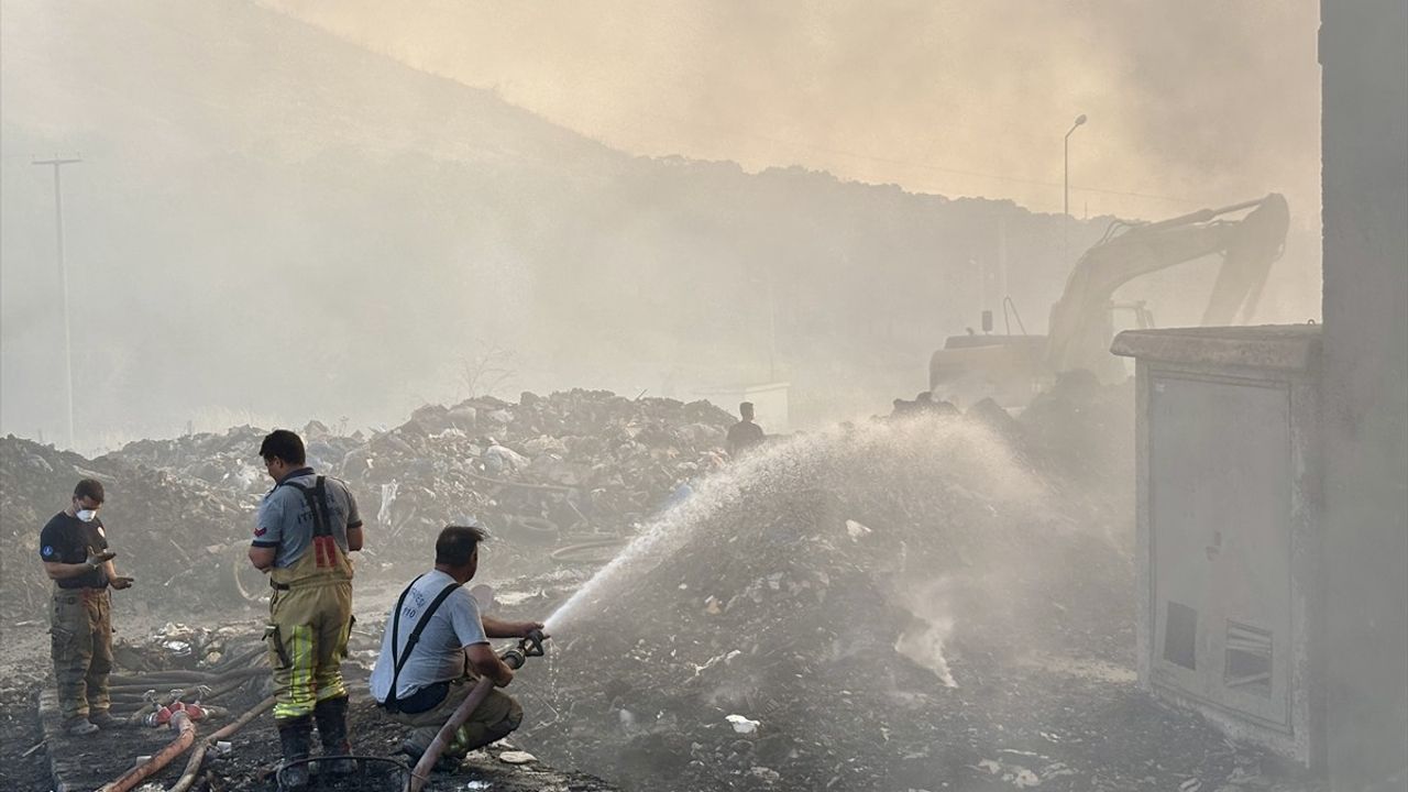 İzmir'deki Geri Dönüşüm Tesisinde Yangın: 1 Şüpheli Yakalandı