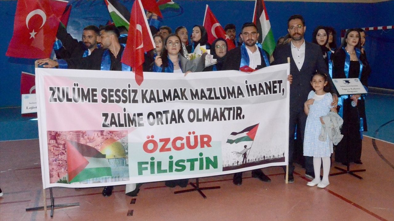 Kafkas Üniversitesinde Mezuniyet Töreninde Dayanışma Mesajı