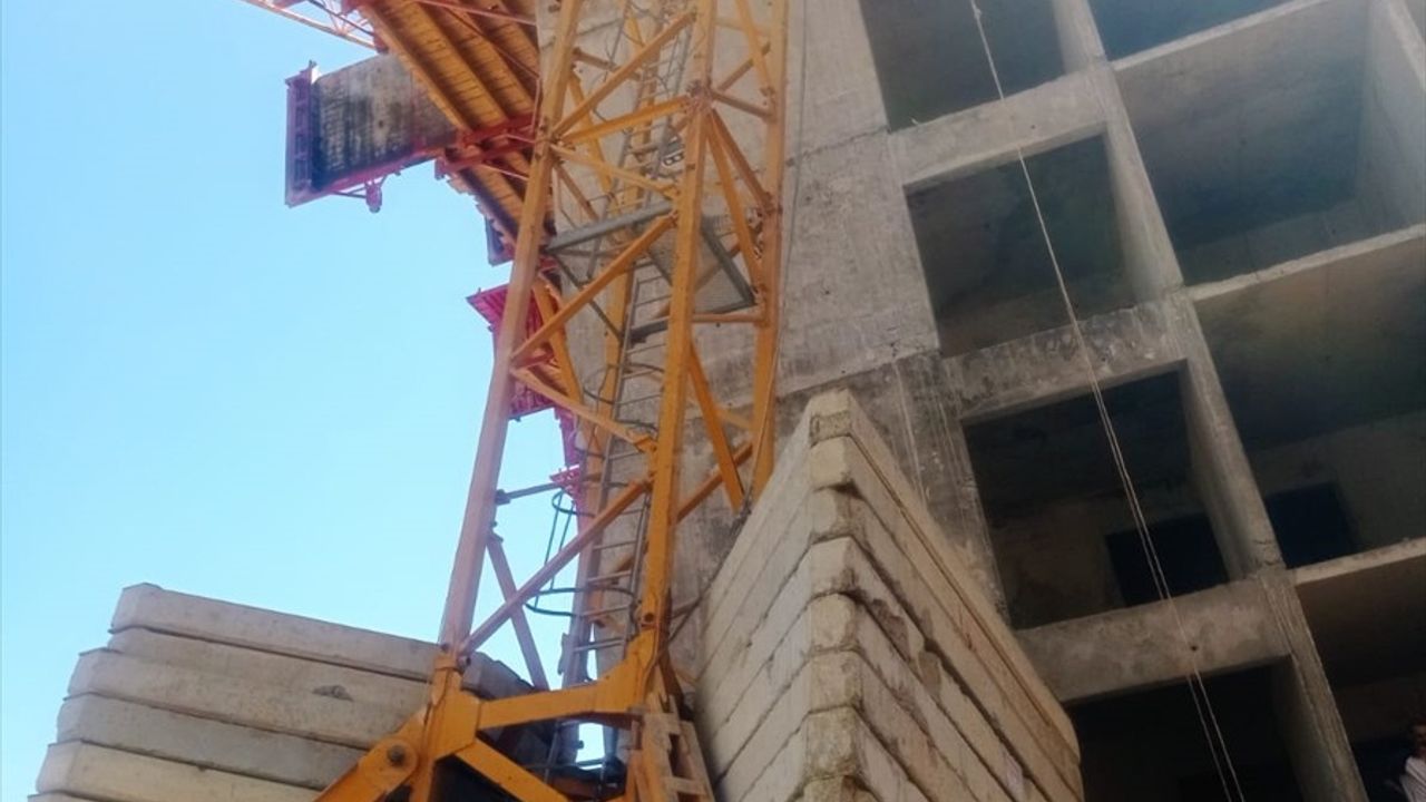Kahramanmaraş'ta Devrilen Kule Vincin Operatörü Hayatını Kaybetti