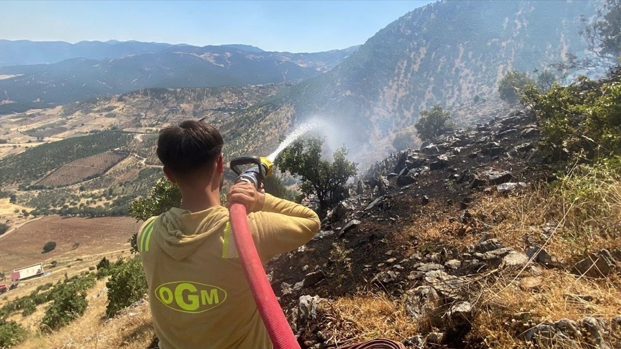 Kahramanmaraş'ta Orman Yangınına Müdahale Devam Ediyor