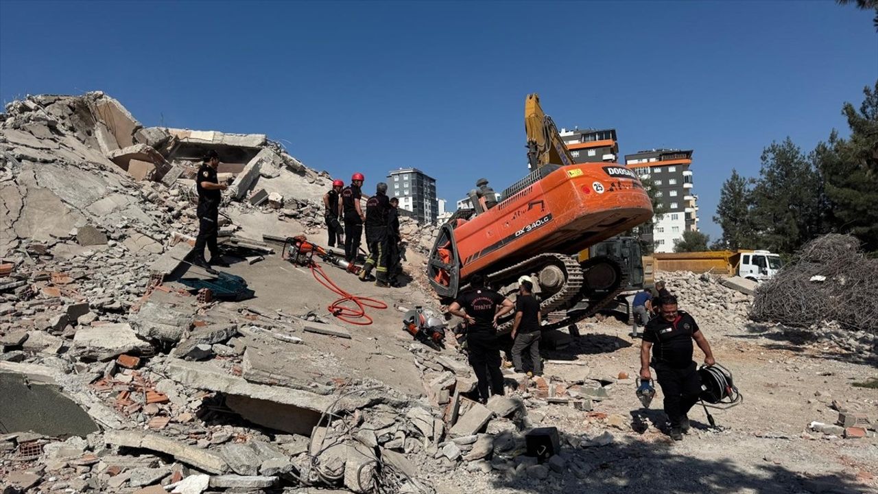 Kahramanmaraş'ta Yıkım Sırasında İş Makinesi Üzerine Devrildi
