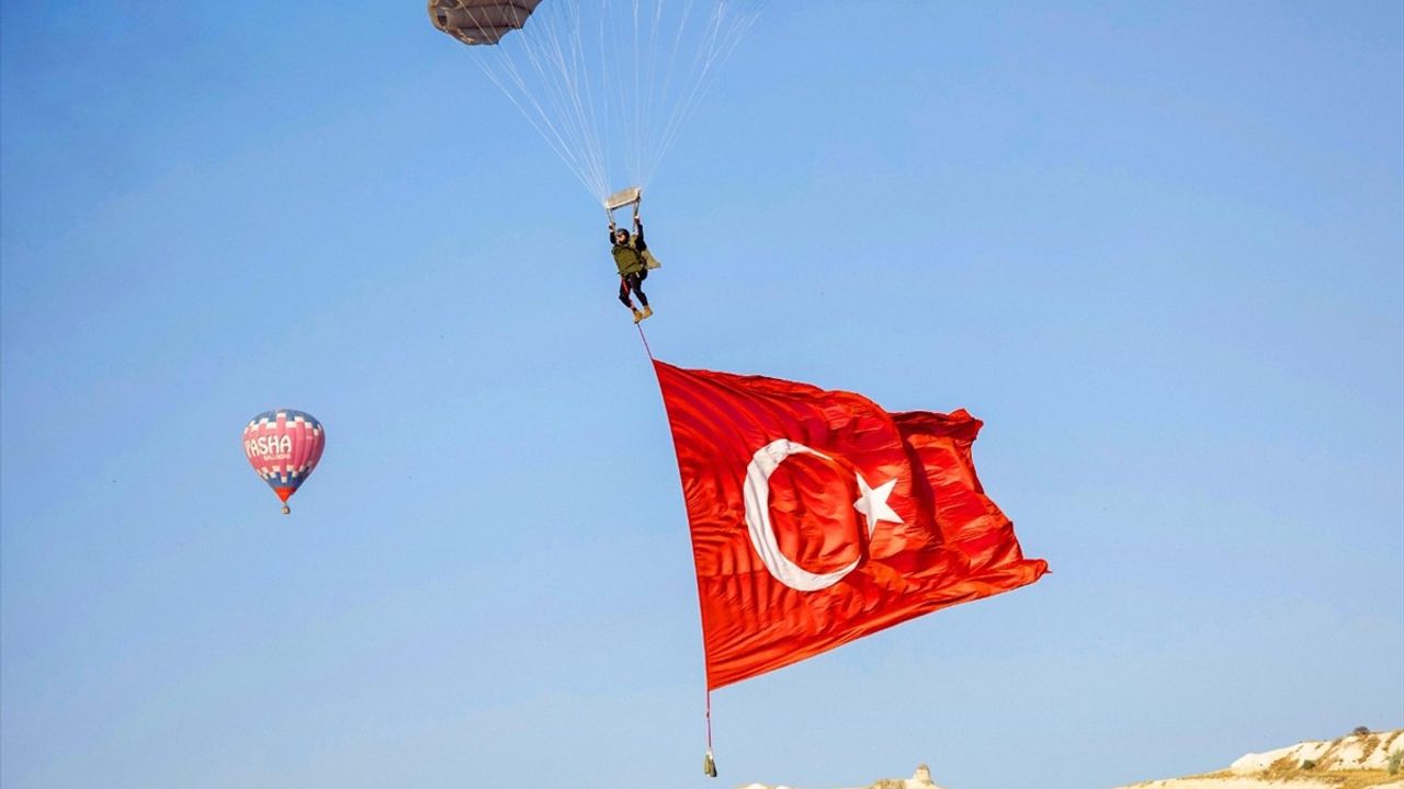 Kapadokya'da JÖAK Timi Sıcak Hava Balonundan Paraşütle Atladı