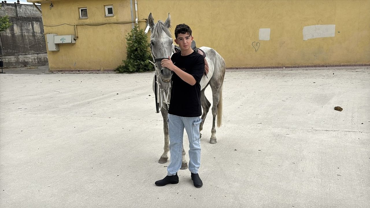 Karabük'te Binicilik Aşkı: 14 Yaşındaki Öğrenciye At Hediye Edildi