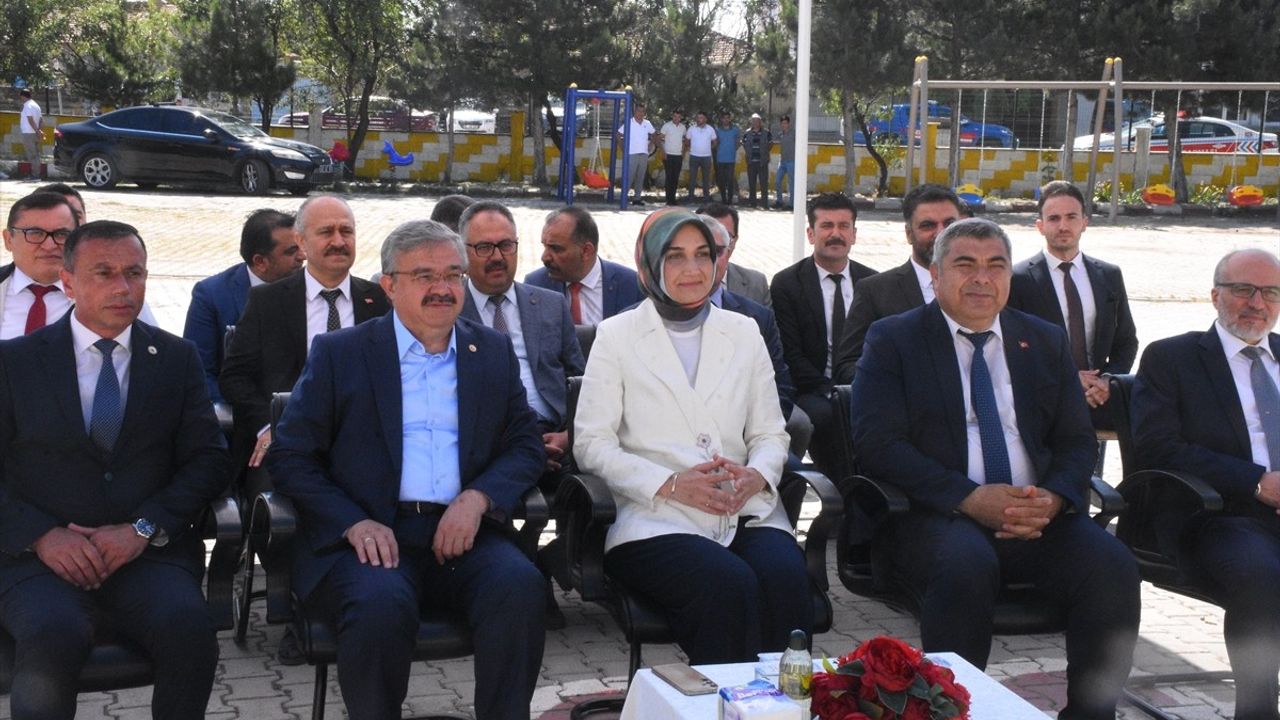 Karne Heyecanı Türkiye'yi Sardı: Öğrenciler Karnelerini Aldı