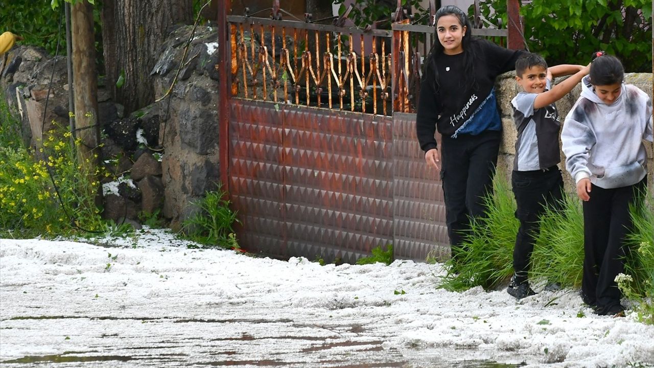 Kars'ta Dolu ve Sağanak Yağış Hayatı Olumsuz Etkiledi
