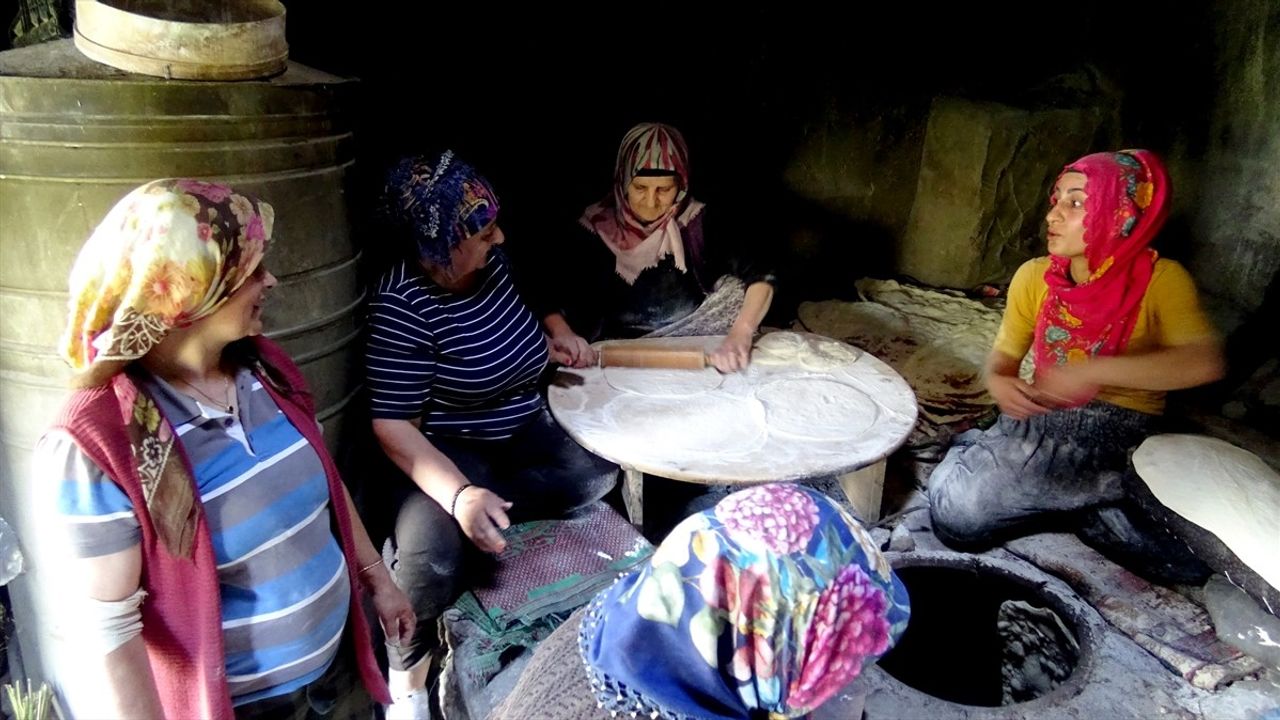 Kars'ta Kadınların Tandır Mesaisi Sıcak Havada Devam Ediyor